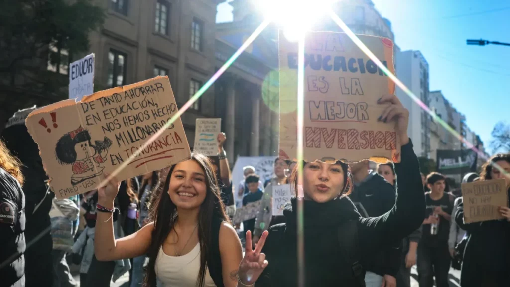 Miles de argentinos protestaron contra Milei por los ajustes en educación 3 6a048e8ef3cbb