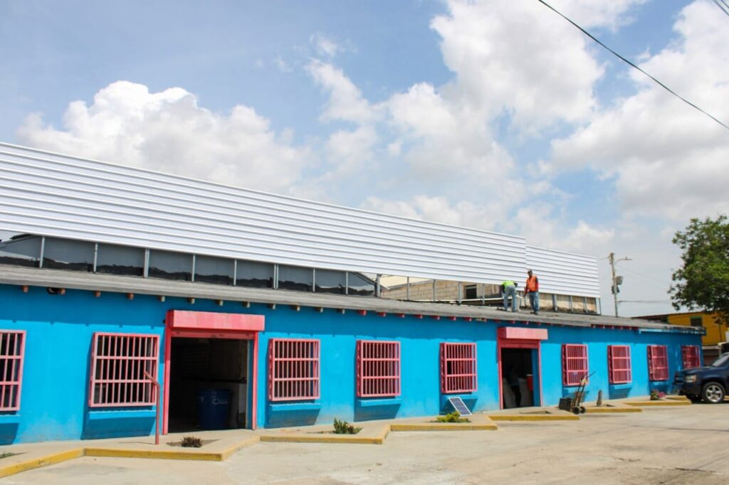 Alcaldía de Maracaibo impermeabilizó el techo de la fachada del popular Mercado de Santa Rosalía 4 PHOTO 2026 05 26 17 14 30