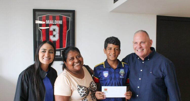 Alcalde Di Martino entregó boleto aéreo a joven futbolista para competir en España 1 Di Martino