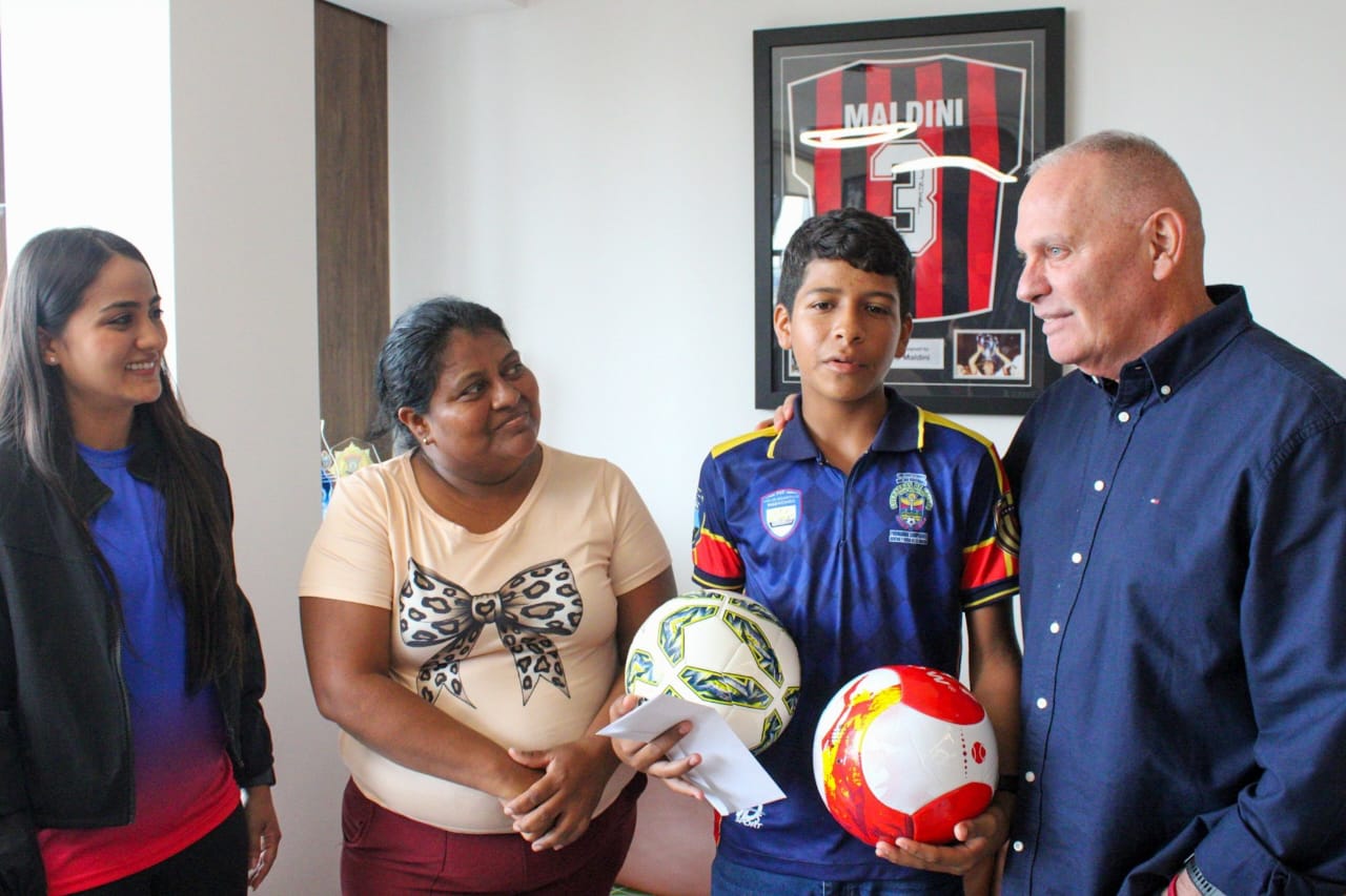 Alcalde Di Martino entregó boleto aéreo a joven futbolista para competir en España 4 PHOTO 2026 05 27 21 56 39