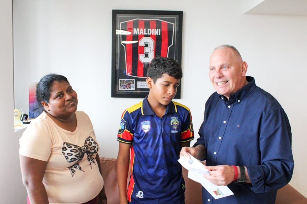 Alcalde Di Martino entregó boleto aéreo a joven futbolista para competir en España 2 PHOTO 2026 05 27 22 01 04