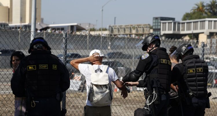 Migrantes venezolanos en EE. UU. exigen $5 millones por «abusos policiales» durante redada en Chicago 1 Migrantes Redadas