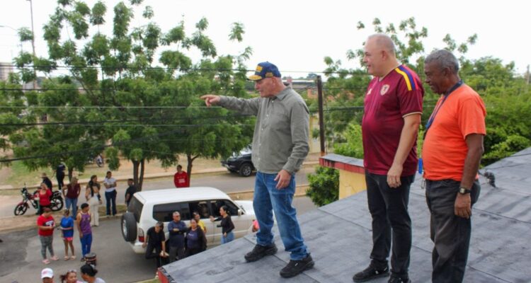 Alcaldía de Maracaibo impermeabiliza 16 viviendas de Altos de Sol Amada IV 1 Alcaldía