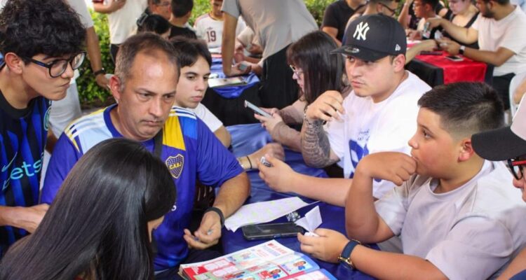 Fanaticada futbolera disfrutó de La Plaza de la República en segundo intercambio de barajitas 1 Barajitas