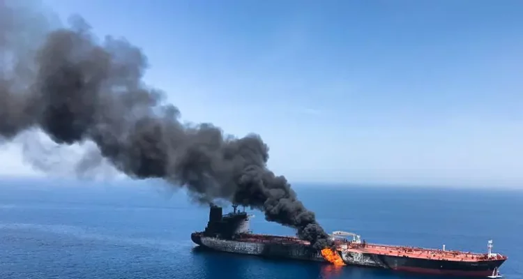 Fars: Dos misiles alcanzan un barco de EE. UU. tras ignorar advertencia iraní 1 Barco