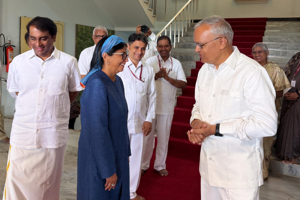Presidenta (e) visitó el centro de fe de Sathya Sai Baba 2 6cfebd0937c34b9b52a97e8941dae76978af8f45w