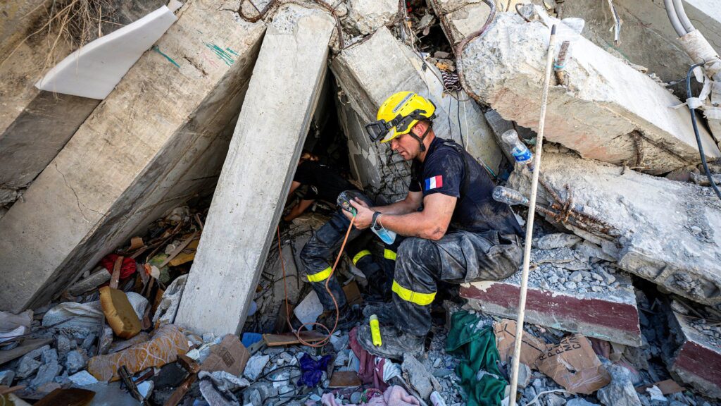 2.314 rescatistas de 24 países están operando en el país hasta el momento 3 96zHMCFC Rescatista Francia