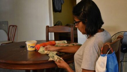 «Mis dólares no los toco» la nueva tendencia en el «mercado» venezolano 2 Dólares