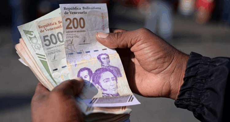 El bolívar va «palo a bajo» y ha perdido la mitad de su valor ante el dólar en lo que va de año 1 Bolívares