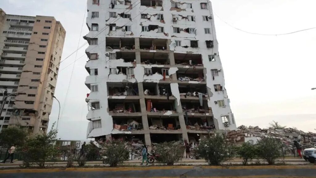 70 mil familias afectadas y más de 100 edificios colapsados en La Guaira por los terremotos 2 Edificios danados por el terremoto