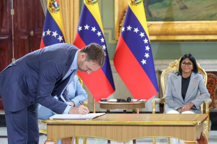 Venezuela firmó licencia con Shell para Fase I del campo gasífero Loran 3 FirmaShell