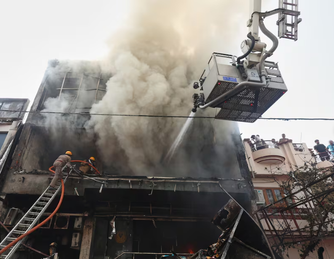 Al menos 14 menores muertos en el incendio de un centro educativo en el norte de la India 2 Fuego