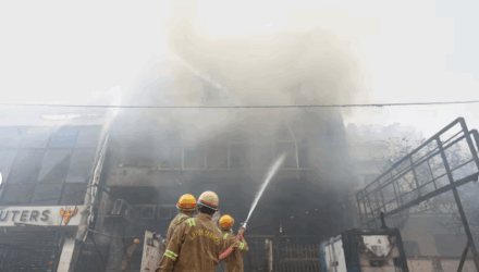 Al menos 14 menores muertos en el incendio de un centro educativo en el norte de la India 2 Incendio