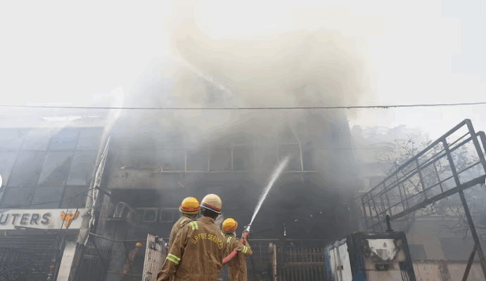 Al menos 14 menores muertos en el incendio de un centro educativo en el norte de la India 1 Incendio