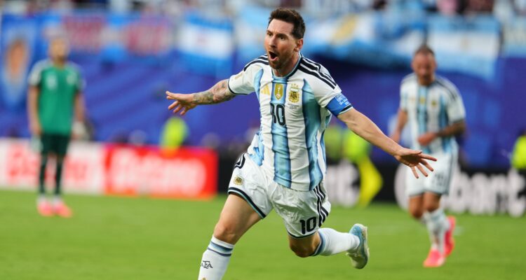 ¡Messi, siempre Messi! Le metió tres a Argelia en el debut de Argentina en el Mundial 1 Messi
