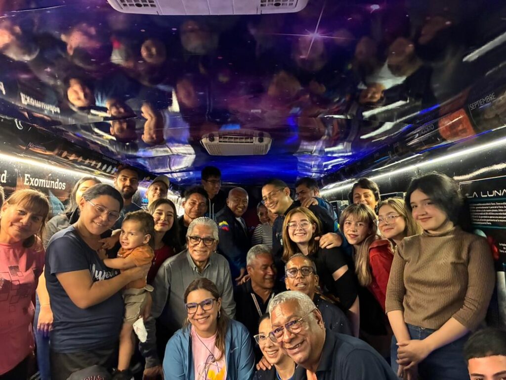 La «Ruta del Astrobús» despliega la magia de la astronomía en Maracaibo 3 PHOTO 2026 06 10 09 43 47 1