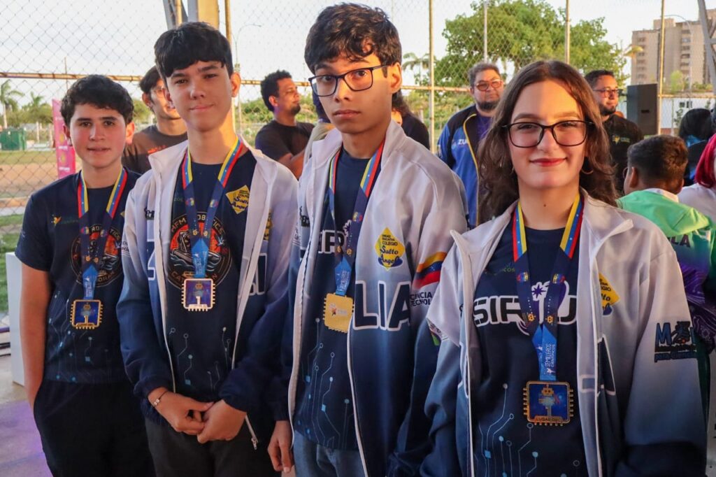 Padres y jóvenes talentos en robótica y fútbol protagonizan triunfos de alto nivel 4 PHOTO 2026 06 11 13 08 00
