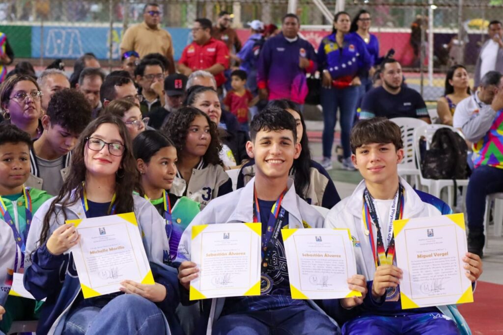 Padres y jóvenes talentos en robótica y fútbol protagonizan triunfos de alto nivel 2 PHOTO 2026 06 11 13 17 16