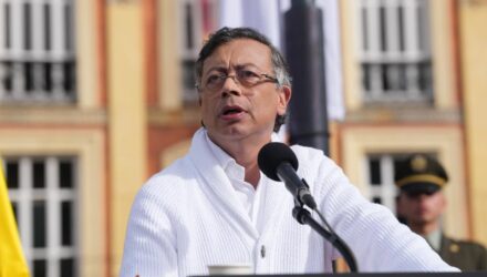 ¡Pataleo de ahoga'o! La desesperación de la derrota lleva a Petro a «suspenderse» como Presidente de Colombia 2 PETRO