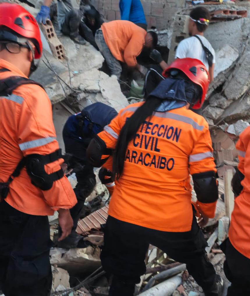 Equipo de Protección Civil Maracaibo ayuda en labores de rescate en La Guaira 2 WhatsApp Image 2026 06 26 at 11.23.02 AM