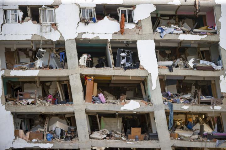 Muchas réplicas post terremotos ¿por qué? 2 detalle de un edificio derruido en catia la mar venezuela 8033