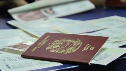 Venezolanos que salieron del país sin sellar el pasaporte «deberán pagar un arancel» al regresar 2 Venezolanos