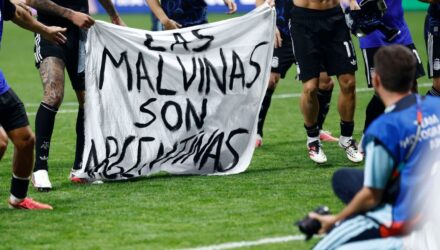 Qué ha pasado en otras ocasiones cuando los futbolistas han mostrado pancartas políticas como los de Argentina con las Malvinas/Falklands 2 Pancarta