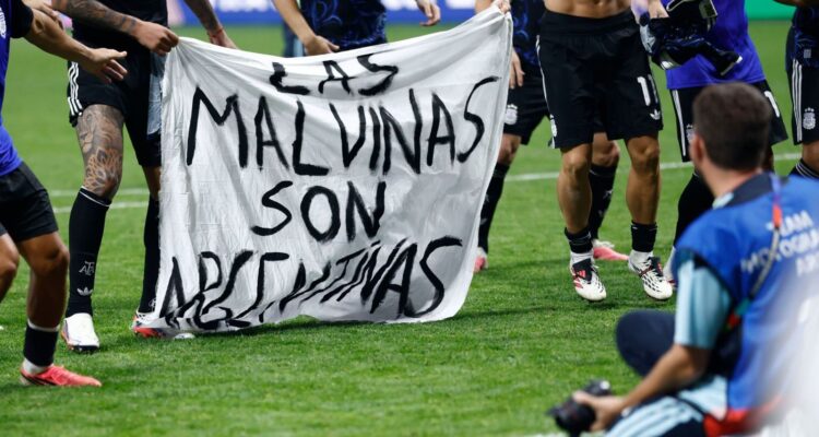 Qué ha pasado en otras ocasiones cuando los futbolistas han mostrado pancartas políticas como los de Argentina con las Malvinas/Falklands 1 Pancarta