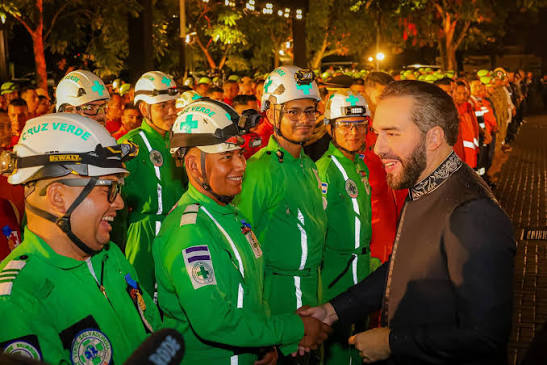 Bukele condecora a 452 salvadorenos tras sismos en Venezuela
