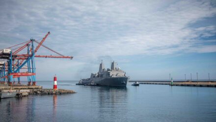 Un buque de asalto anfibio gringo llegó a la Guaira para «apoyar» las operaciones «humanitarias» 3 Buque