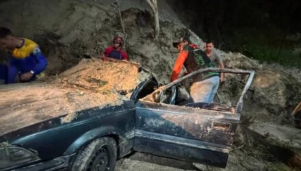 Tres vehículos quedaron tapiados por deslizamiento de tierra en la Colonia Tovar 2 Vehículos