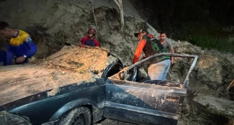 Tres vehículos quedaron tapiados por deslizamiento de tierra en la Colonia Tovar 1 Vehículos