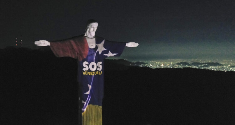El Cristo Redentor de Rio de Janeiro se iluminó con el tricolor nacional en honor a nuestras víctimas 1 Cristo Redentor