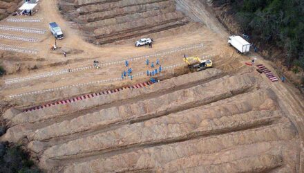 Gobierno nacional desarrolla cementerio de emergencia para recibir los muertos de la devastación 3 Cruces en el cementerio