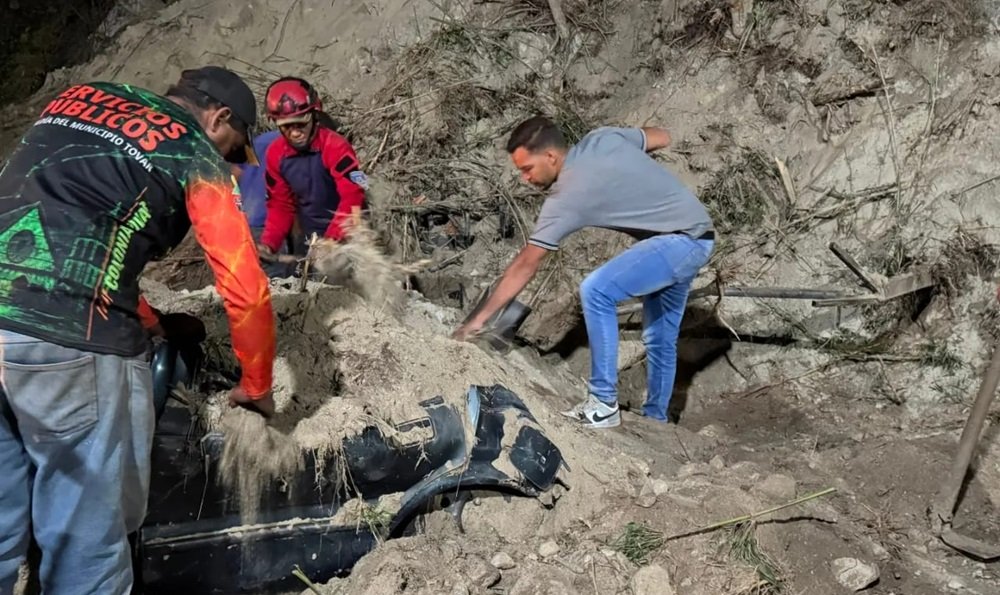 Tres vehículos quedaron tapiados por deslizamiento de tierra en la Colonia Tovar 3 Deslizamiento de tierra Colonia Tovar
