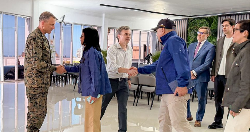 Jefe del Comando Sur se vio con Diosdado Cabello como «mejores amigos» 3 Encuentro 5