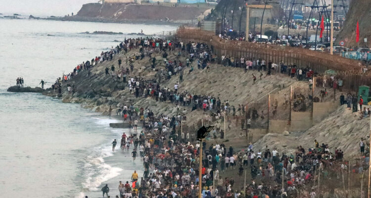 «La situación está fuera de control». 50 mil migrantes invadieron Ceuta desde Marruecos 1 Espana entrada de inmigrantes