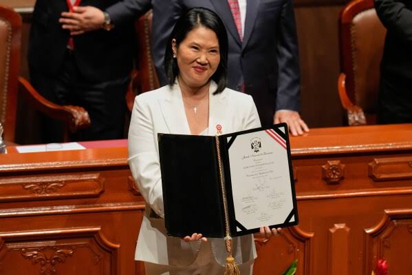 Keiko Fujimori recibió las credenciales como presidenta electa de Perú 2 FUJIMORI CREDENCIALES