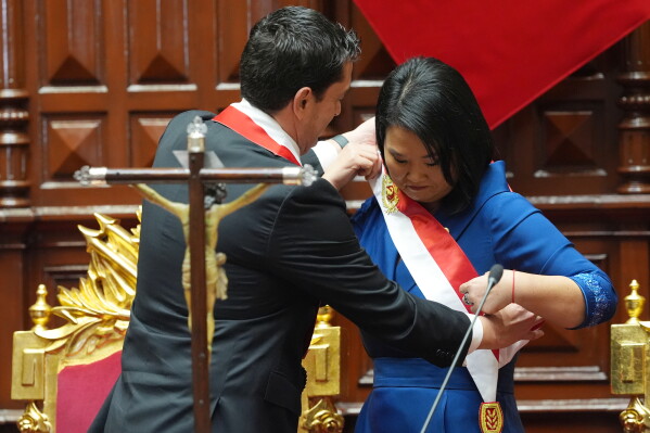 Keiko Fujimori al fin logró que le pusieran la banda presidencial 2 Fujimori juramentacion