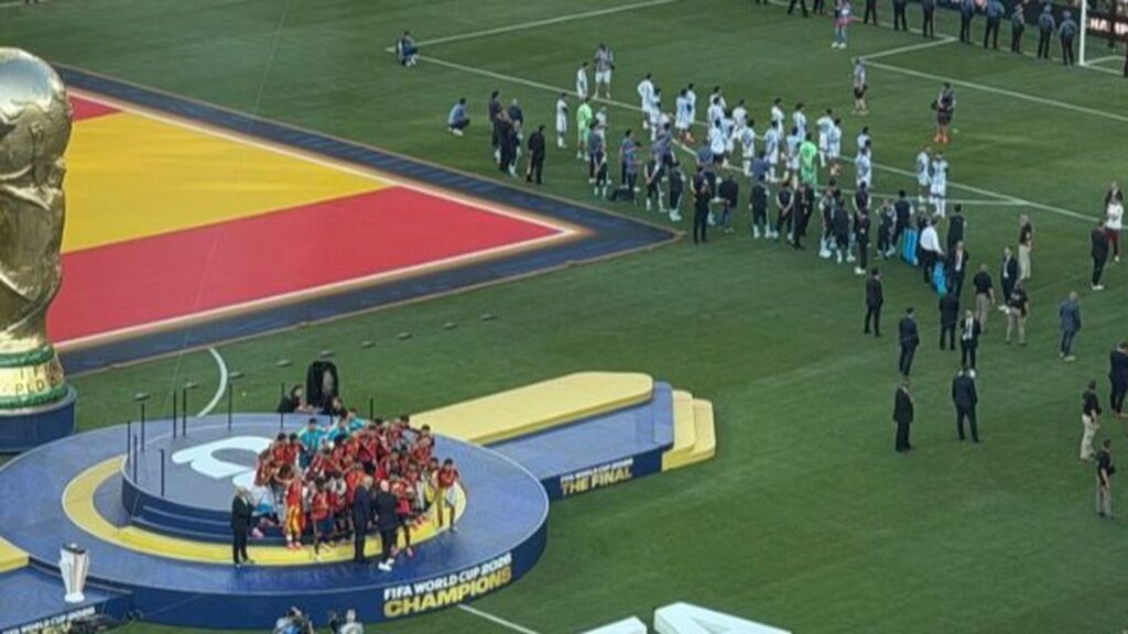 La FIFA abre una investigación contra Argentina por los incidentes tras la derrota en la final del Mundial 2026 5 Jugadores dan la espalda