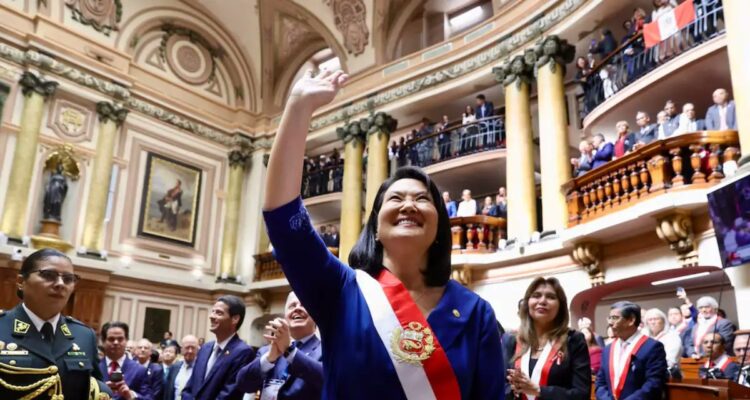 Keiko Fujimori al fin logró que le pusieran la banda presidencial 1 Fujimori
