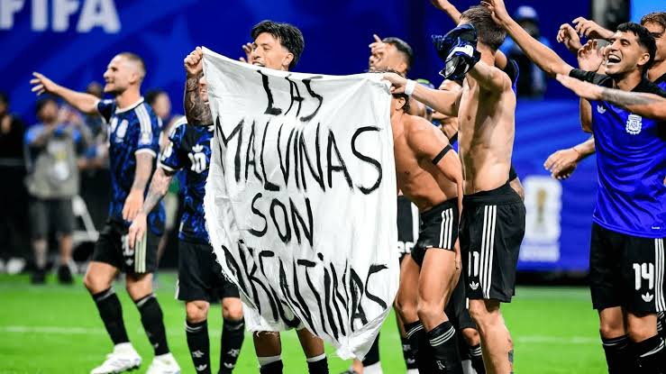 Qué ha pasado en otras ocasiones cuando los futbolistas han mostrado pancartas políticas como los de Argentina con las Malvinas/Falklands 3 Pancarta de Argentina