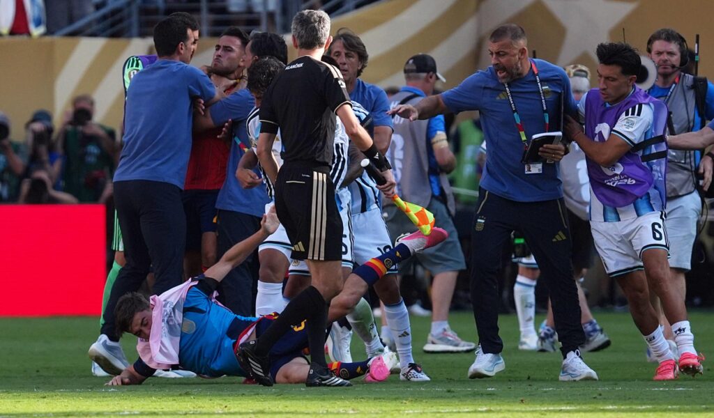 La FIFA abre una investigación contra Argentina por los incidentes tras la derrota en la final del Mundial 2026 3 Pelea Argentina Espana