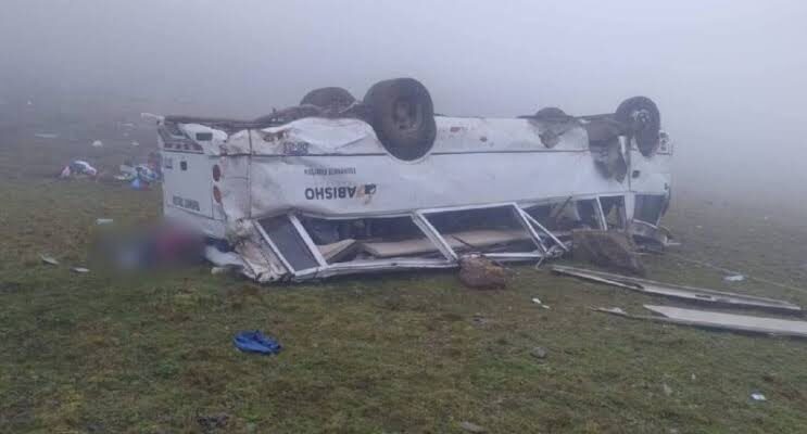 Murieron 14 personas tras caída de minivan de pasajeros por abismo en Perú 1 Minivan