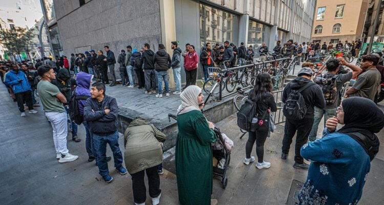 Más de 1 millón de inmigrantes en España solicitaron la regularización impulsada por el gobierno 1 Inmigrantes
