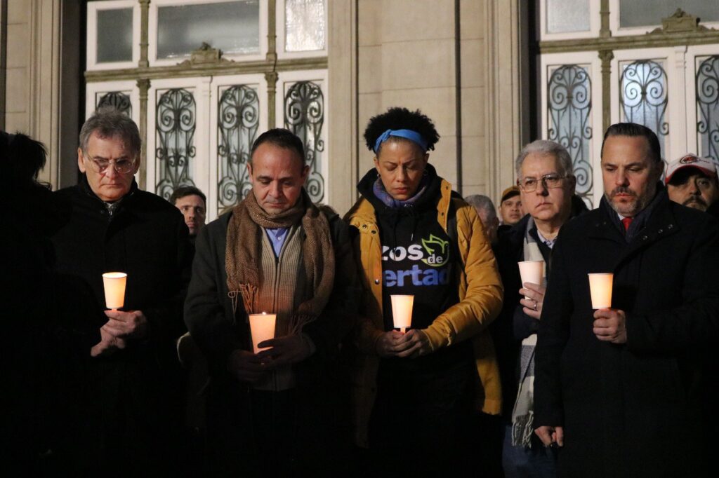 Venezolanos en Argentina rindieron homenaje a las víctimas del doble terremoto 3 Venezolanos en Argentina rinden homenajes a victimas de los terremotos 1
