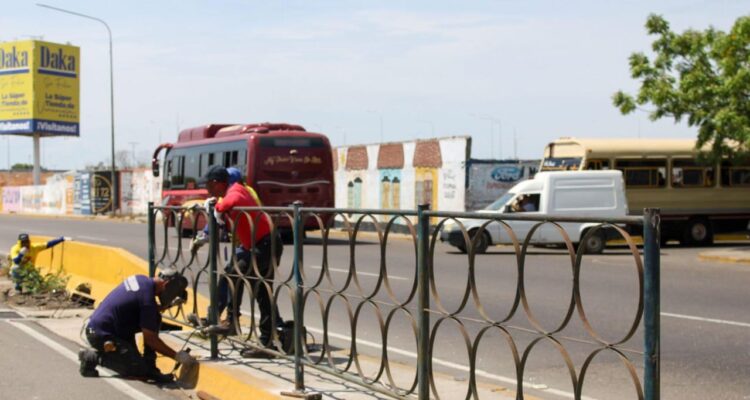 Avanzan trabajos de la Alcaldía de Maracaibo para adecuar paso peatonal en Galerías Mall 1 Paso