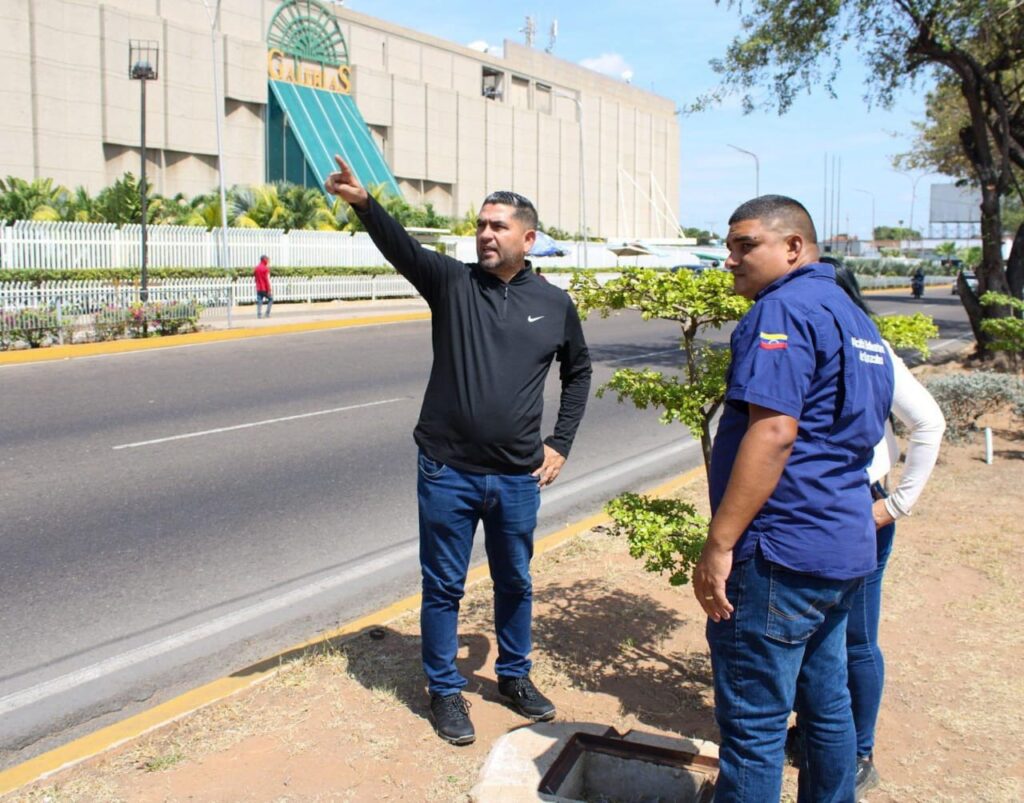Avanzan trabajos de la Alcaldía de Maracaibo para adecuar paso peatonal en Galerías Mall 4 WhatsApp Image 2026 07 04 at 8.40.35 PM 1