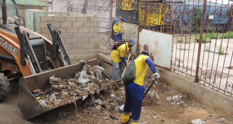 En el Templo San Felipe Neri continúa la limpieza con la extracción de 16 toneladas de desechos 1 Templo