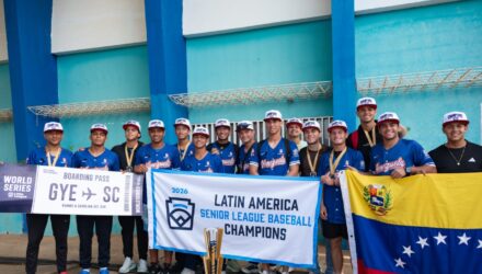 Llegaron a casa los campeones Latinoamericanos de béisbol 2 Campeones